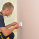 electrician instalează prize