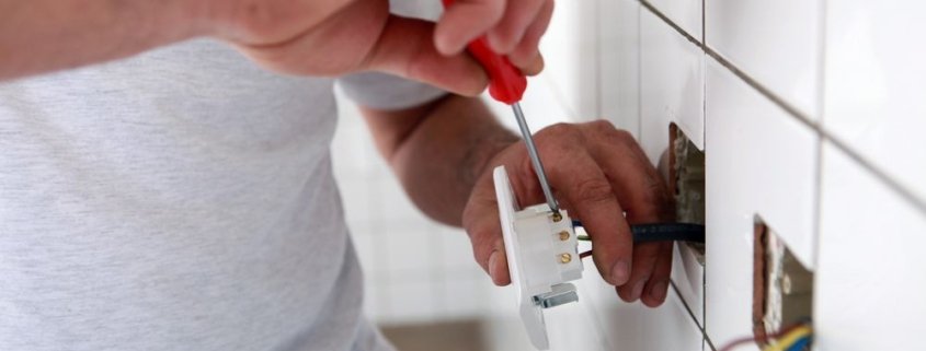 shutterstock electrician priza